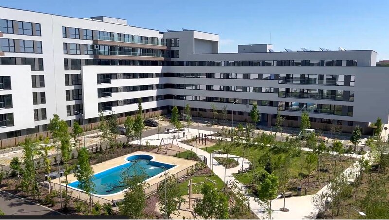 Lacul Straulesti, Mall Colosseum,